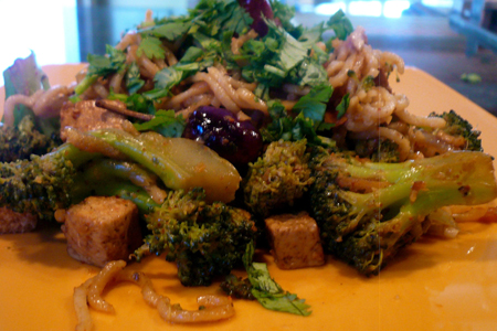 Noodles vegani al tofu, zenzero e broccoli