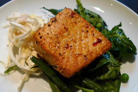 Filetto di salmone alla papaya e semi di senape neri e gialli