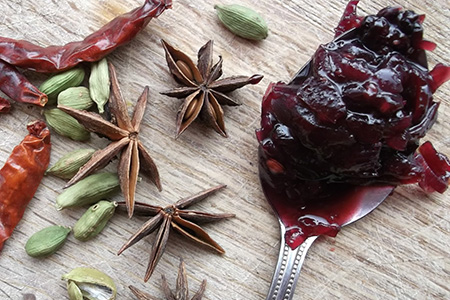 Marmellata di cipolle e mirtilli alle spezie