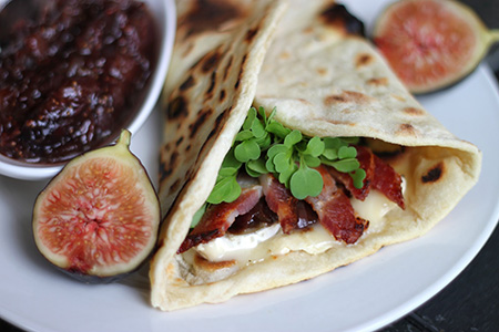 Piadina alla paprika affumicata, cipolle caramellate e fichi