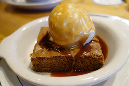 Pudding alle fave di tonca, crema e cioccolato