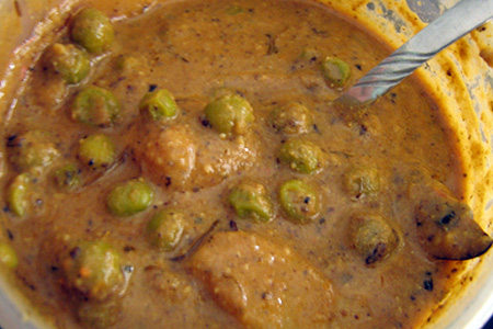 Zuppa di patate e piselli al curry di madras ed erbe aromatiche