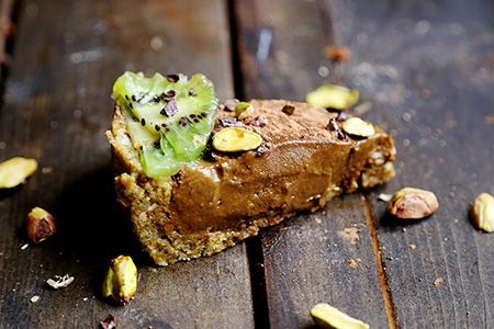 Torta con mousse al cioccolato, kiwi e vaniglia