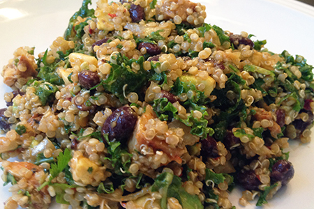 Quinoa con avocado, fagioli neri, spinacino e salmone affumicato