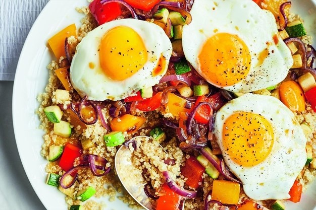 Uova al tegamino con quinoa e peperoni