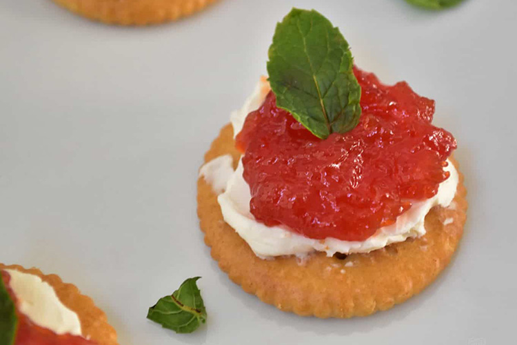 Un antipasto stuzzicante in cui il dolce della ricotta si armonizza con il piccante della marmellata